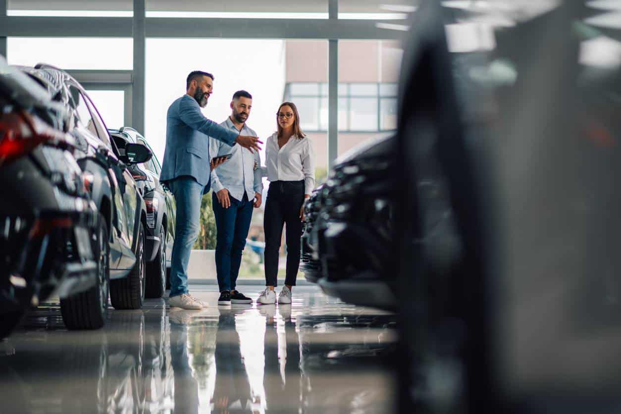 Concessionnaire automobile présentant une large gamme de véhicules neufs et d'occasion
